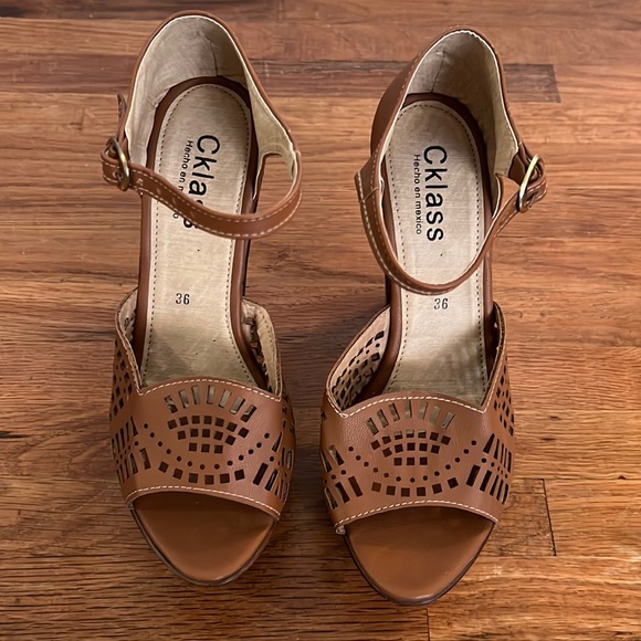 Tan heeled sandals, size 6. - Picture 1 of 3